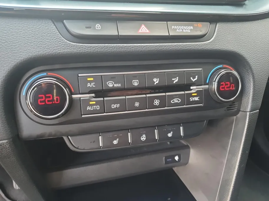 Kia Ceed 1.0T Design Edition | Stoel en stuurverwarming | Dodehoek detectie | Navigatie | Camera | Apple carplay / Android Auto | JBL sound system |