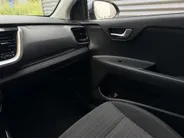 Kia Stonic 1.0 T-GDi MHEV DynamicPlusLine | Apple Carplay / Android Auto | Navigatiesysteem | Stoel + Stuurverwarming | Licht + Regensensor | Parkeersensoren + Camera Achter | Cruise Control | 16' Lichtmetalen Velgen