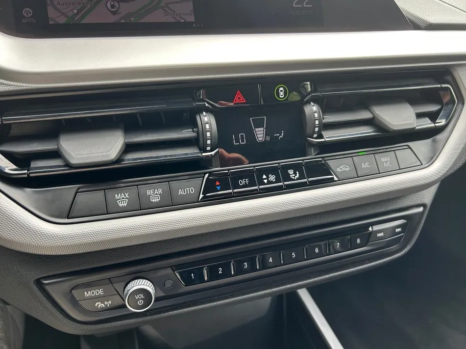 BMW 1 Serie 116i Introduction Edition Navi , parkeersensoren , climate , cruise , tel , lm velgen .