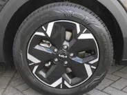 Kia Niro EV Light Edition 64.8 kWh | Camera | Cruise adapt. | Clima | 17' LM | Navi | Keyless | All season banden | 17% bijtelling |