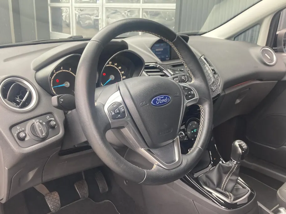 Ford Fiesta 1.0 EcoBoost 100 pk Titanium Navi - voorruitverwarming - cruise control - distributieriem vervangen