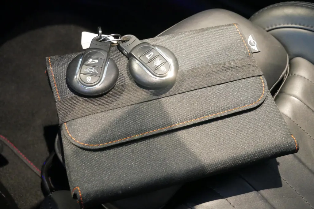 MINI 3-Deurs 2.0 Cooper S Knightsbridge Edition *Automaat*Navigatie*Parkeersensoren*Climate Control*Schuif/Kanteldak*Stoelverwarming*Harman Kardon Audio*Lederen interieur*Vol opties!