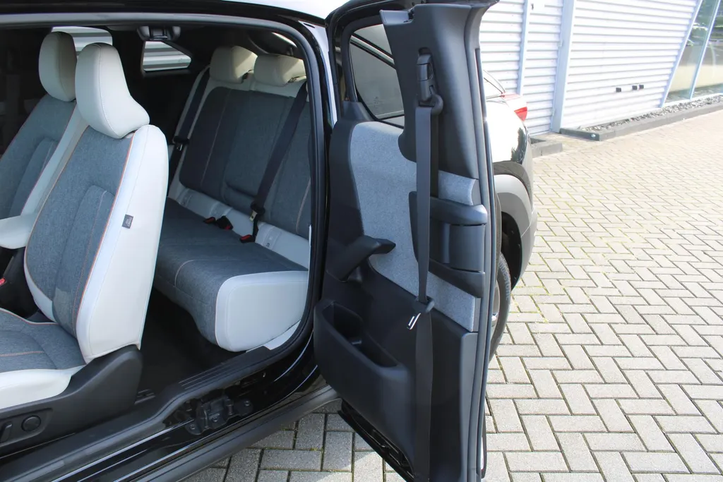 Mazda MX-30 e-SkyActiv EV 145PK Advantage Modern 36 kWh | Stoelverwarming | HUD | Dodehoek detectie | Elek. stoelverstelling | LED | 18' LM | Camera |