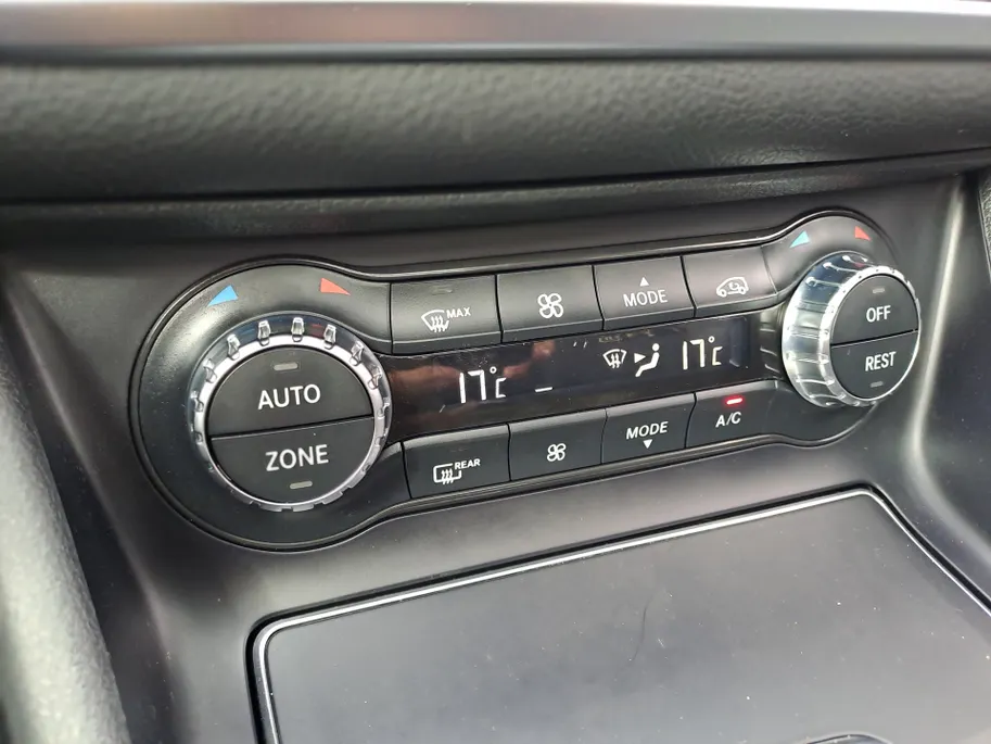 Mercedes-Benz GLA 180 Business Solution AMG AUTOMAAT | Trekhaak | Cruise | Panorama Schuif/kantel Dak | Navigatie | Camera | AMG-styling
