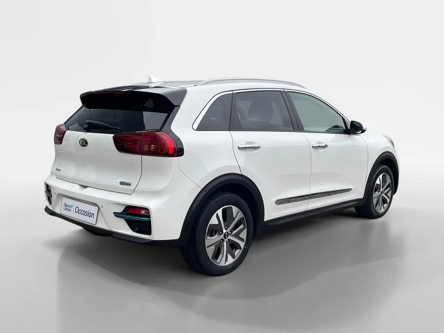 Kia e-Niro ExecutiveLine 64 kWh | SOH 100% | Warmtepomp | Navigatie | Adaptive cruise control | Climate control | Apple Carplay & Android Auto | Achteruitrijcamera | Stoel- stuurverwarming |