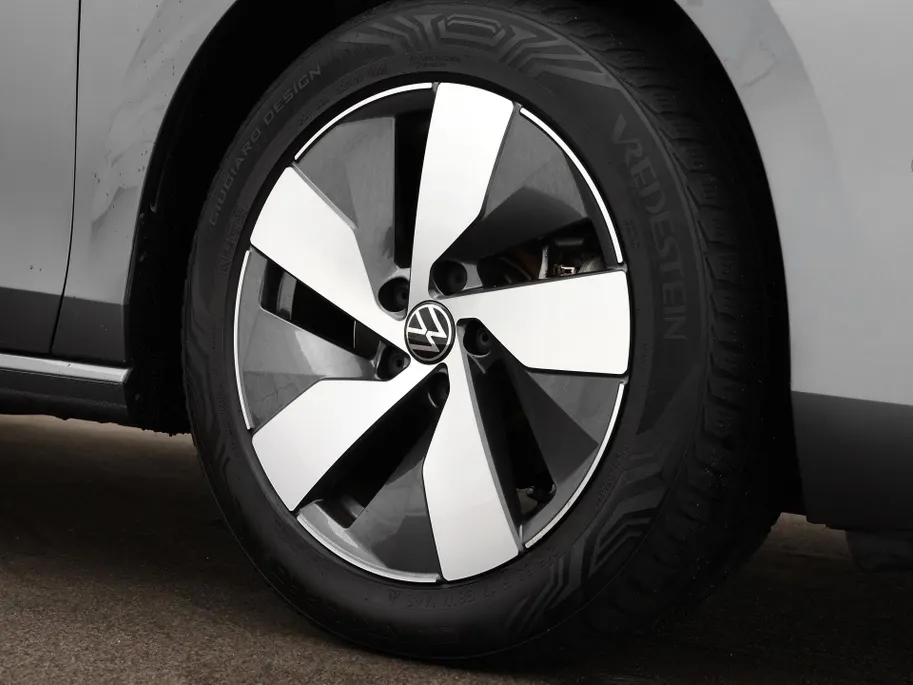 Volkswagen Passat Variant 1.5 eTSI 150pk DSG Elegance Business · Camera · Wegklapbare Trekhaak · Apple/Android Car Play · Dodehoeksensoren · P-Sensoren · 17'' Inch · Garantie t/m 18-06-2028 of 100.000