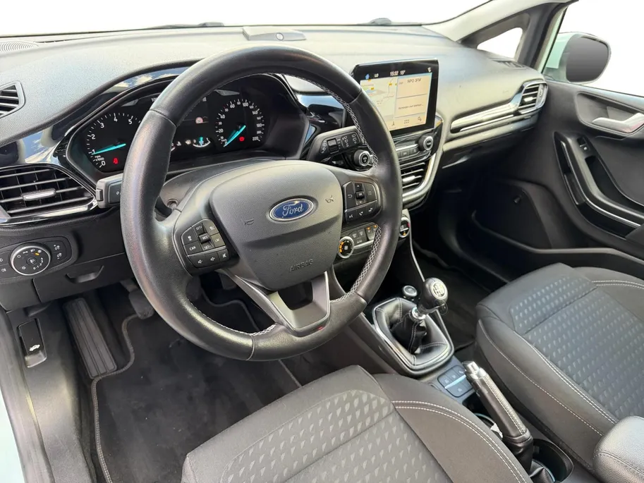 Ford Fiesta 1.0 EcoBoost Titanium | Dealer onderhouden | 1e eigenaar | Adapt. Cruise control | Parkeersensoren voor en achter | Achteruitrijcamera | Trekhaak | Navigatie | Apple carplay & Android auto | Voorruitverwarming | Privacy glas | Bovag garantie |