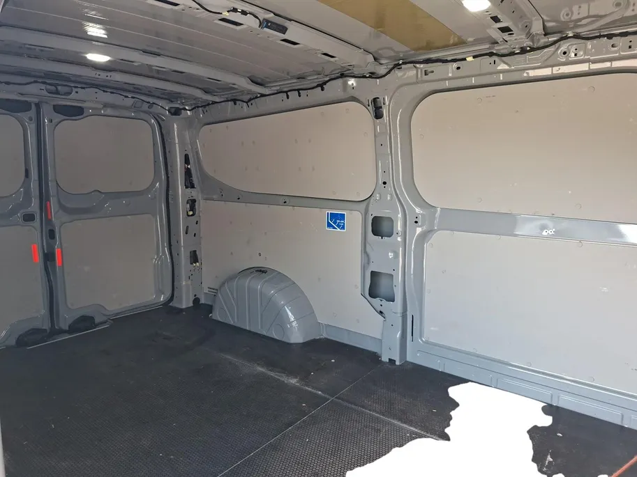 Ford Transit Custom 320 2.0 TDCI L2H1 Limited 136 pk Automaat | Sport Pack Bodykit | LM Velgen 20' Gloss Black | Verlaagd  | BPM VRIJ