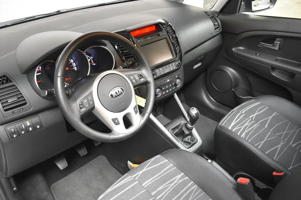 Kia Venga 1.4 CVVT 90pk Summer Edition Navigatie, Panoramadak, Trekhaak.