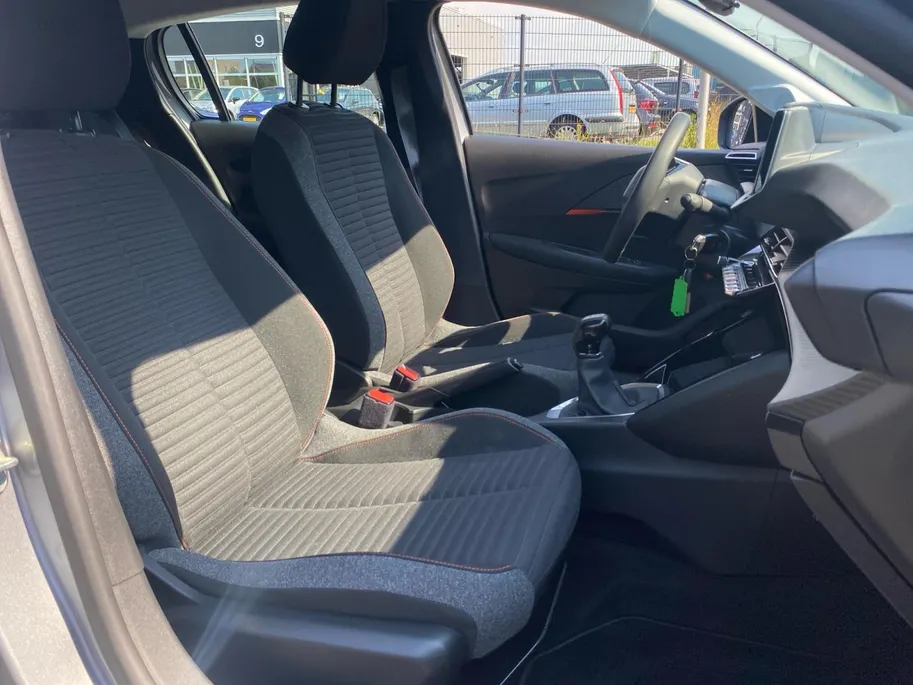 Peugeot 208 1.2 PureTech Active NL auto | navigatie | Apple CarPlay / Android-Auto | cruise control | etc.