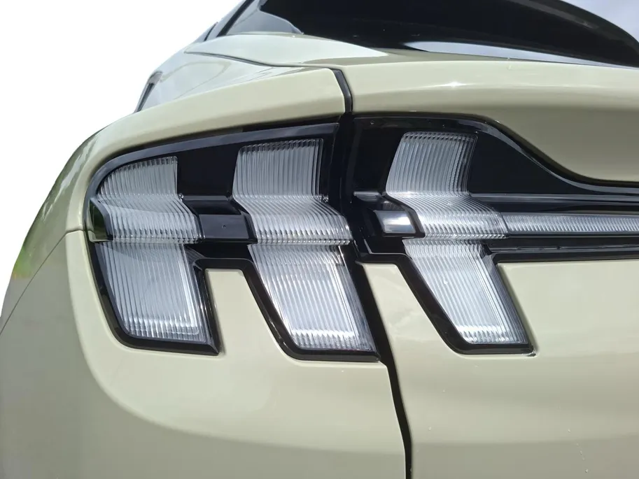 Ford Mustang Mach-E Extended Premium RWD 88 kWh | Afneembare trekhaak | Stoelverwarming | Leer bekleed | 18' Lichtmetaal | Adaptive Cruisecontrol | Dodehoekdetectie | Led verlichting | Climate Control | Nieuw te bestellen |