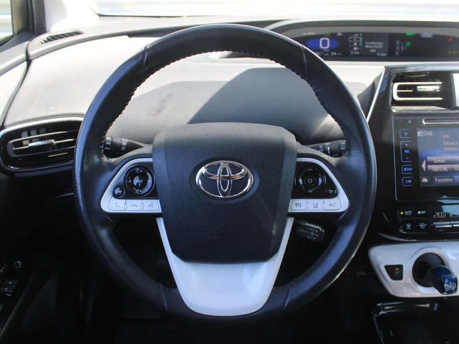 Toyota Prius 1.8 Executive | Trekhaak | Stoelverwarming | Camera | Leer | Dodehoek detectie | JBL audio | HUD | 17” LM | Navi | LED | Cruise adapt. | Incl. winterset |