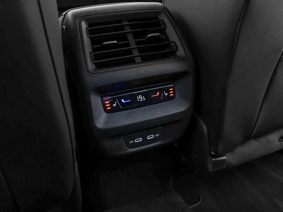Volkswagen Tiguan 1.5 204pk DSG eHybrid R-Line Edition · Panoramadak · Wegklapbare Trekhaak · 360 Camera · Massage · 19'' Inch · Garantie t/m 15-09-2030 of 100.000km