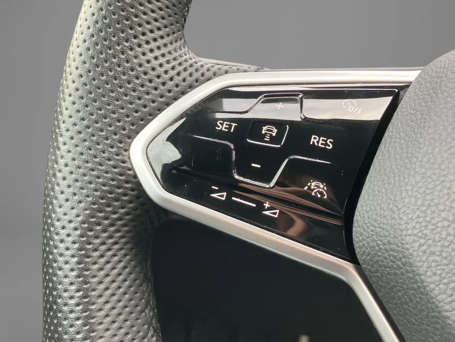 Volkswagen Golf 1.4 eHybrid 245pk GTE · Navigatie · Camera + Parkeersensoren · Stoel- & stuurverwarming · Apple/Android Car Play · Trekhaak ·