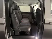 Ford Transit Custom 320 2.5 PHEV L2H1 Sport DC met o.a. uniek sport interieur, 19 inch lichtmetalen velgen, een trekhaak, een achteruitrijcamera en verwarmbare voorstoelen en stuurwiel