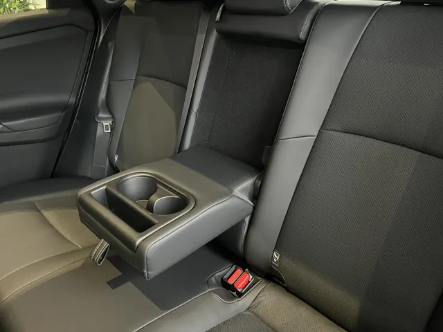 Subaru Solterra 4E-xperience 73.1 kWh | NIEUW MODEL!!! | 100% Elektrisch | Uit Voorraad Leverbaar | Panoramisch Dak | Dubbelen Draadloze Telefoonoplader | Nieuw Multimedia Systeem