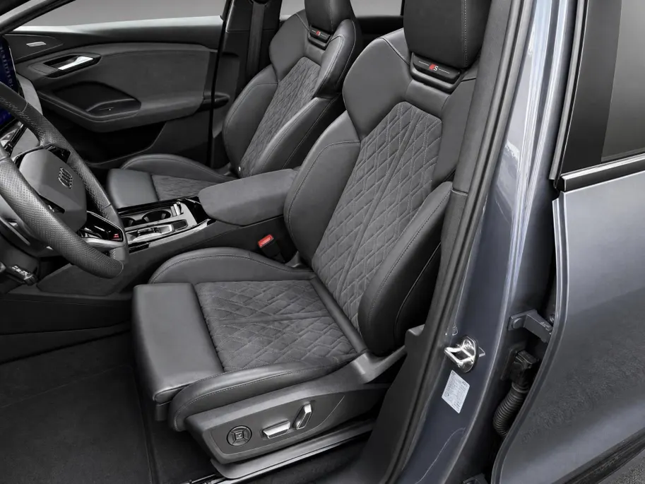 Audi Q6 e-tron S edition 306pk performance 100 kWh · Panoramadak · Luchtvering · Trekhaak · 360 Camera · Warmtepomp · Head-Up · Elek. Voorstoelen · 21'' Inch · 24-11-2030 of 100.000km