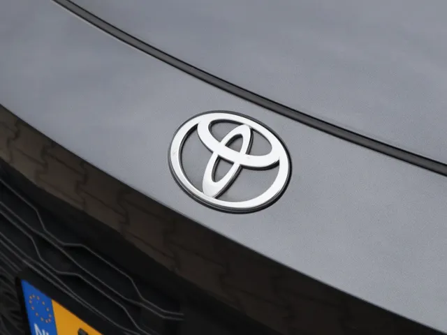 Toyota C-HR 2.0 PHEV 220 First Edition | Trekhaak | Stuur en stoelverwarming VERKOCHT