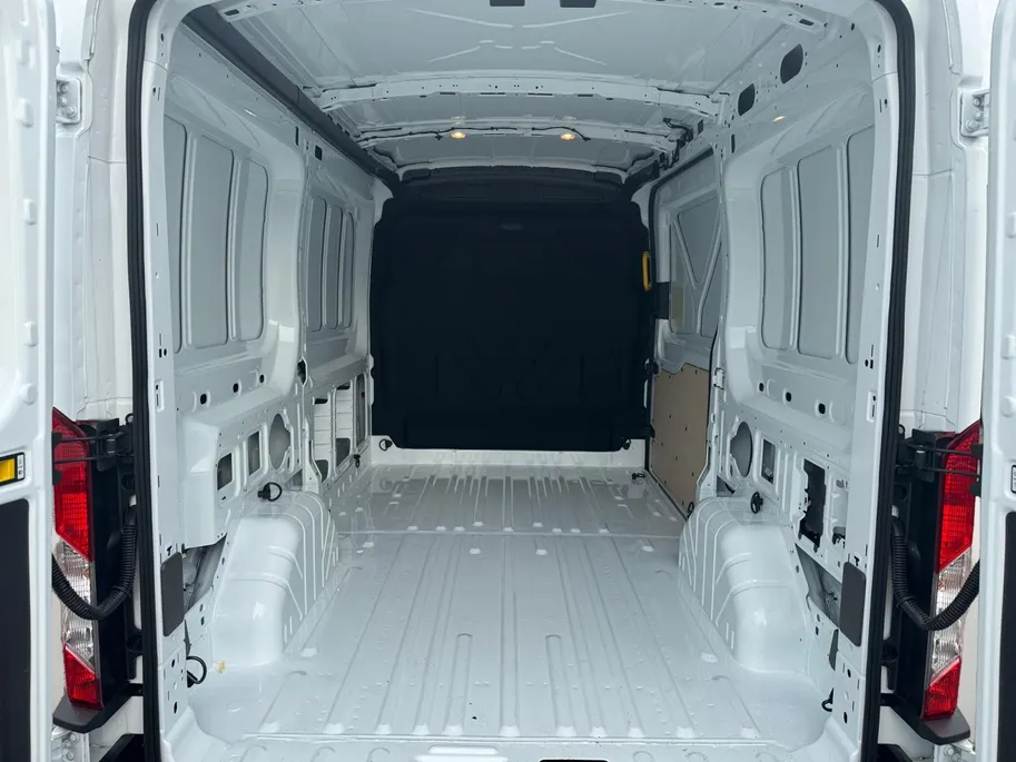 Ford Transit 350 2.0 TDCI L2H2 Trend 130 pk FWD | BPM-VRIJ | Achteruitrijcamera | Trekhaak | Verwarmde bestuurdersstoel en bijrijdersbank | Cruise Control