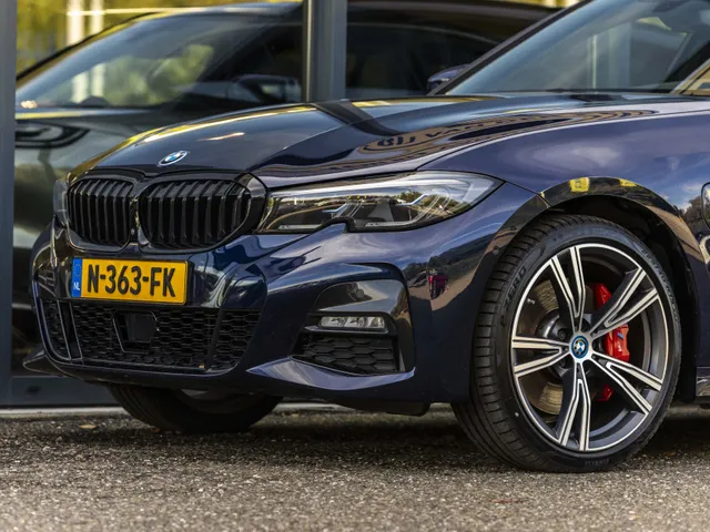 BMW 3 Serie Touring 330e Business Edition Plus M-Pakket  / Pano dak
