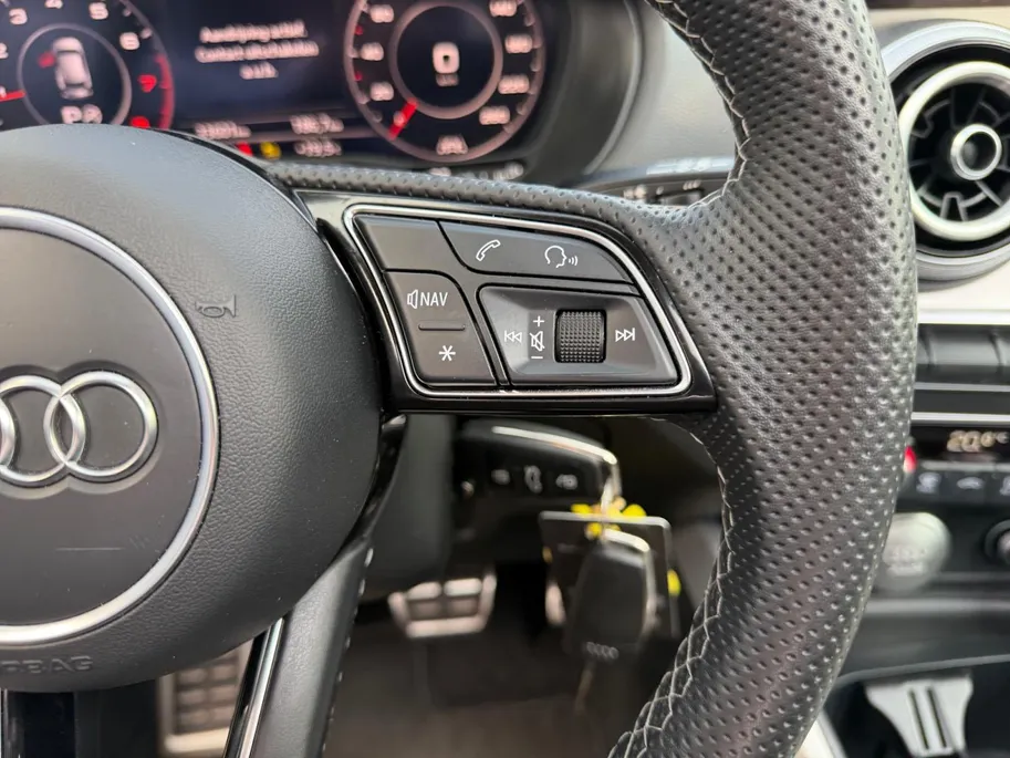 Audi Q2 35 TFSI S Edition Automaat | S-Line uitgevoerd | Metallic lak | Panoramadak | Privacy Glass | Stoelverwarming | Bovag garantie | NAP |