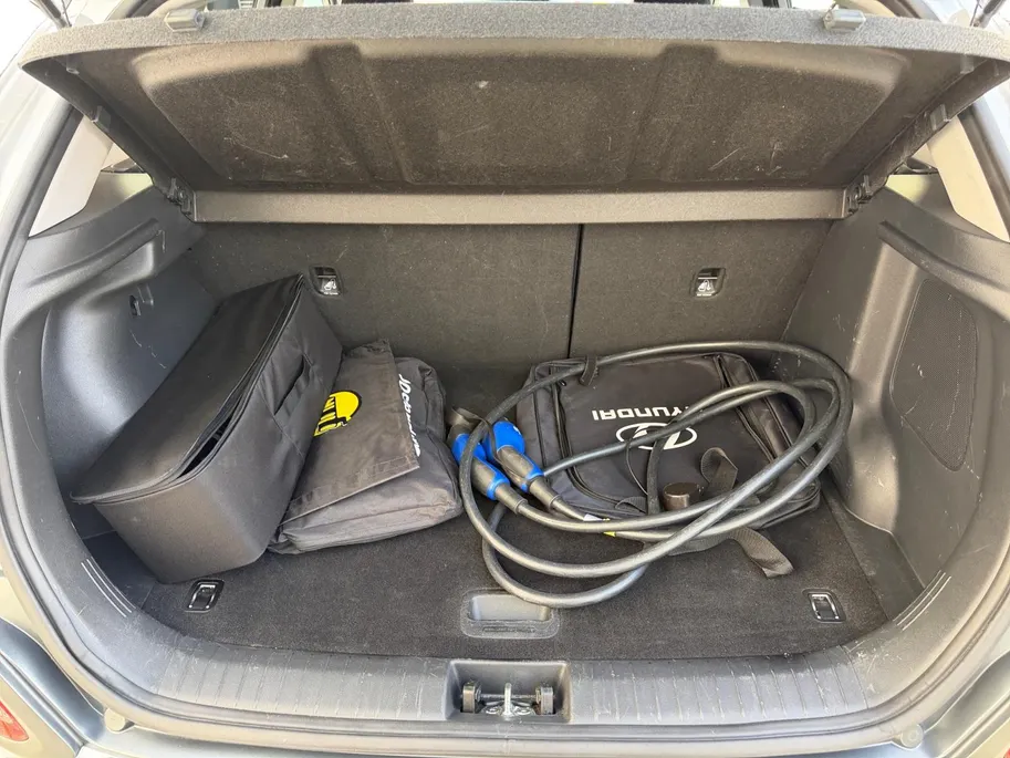 Hyundai Kona EV Limited Sky 64 kWh | Zeer compleet | 99% SOH | Open dak | Lederen bekleding | Trekhaak | Stoel verwarming & koeling | Stuurverwarming |
