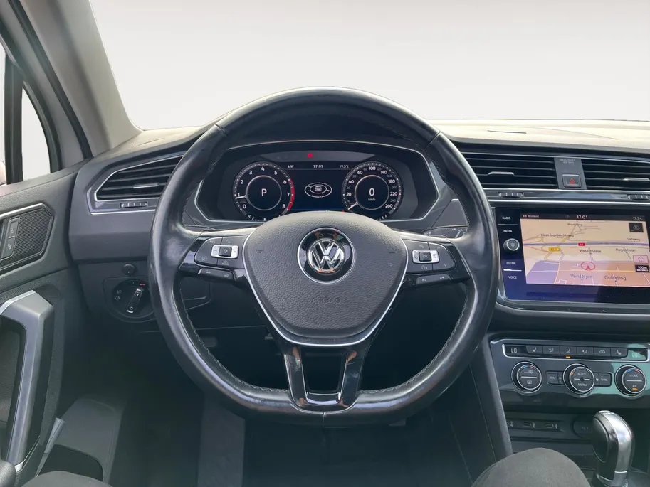 Volkswagen Tiguan 2.0 TSi DSG-aut. 4Motion Highline R-Line NL Auto | 11-2017 | Pano dak | Trekhaak | 20' | Stoelverwarming | Etc.
