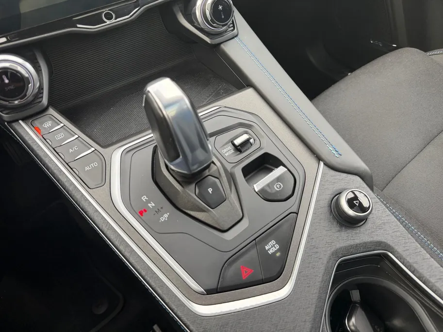 Lynk & Co 01 1.5 Apple Carplay/Android Auto , stoelverwarming , panoramadak , navigatiesysteem full map , camera 360 , elektrisch verstelb. bestuurdersstoel met geheugen , elektrisch bedienbare achterklep ,                                               lichtmetalen ve