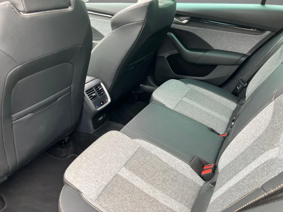 Škoda Octavia Combi 1.5TSI/150PK MHEV FL Design DSG · Panoramadak · Camera + Parkeersensoren · Apple/Android Car Play · Stoelverwarming · Garantie t/m 21-05-2029 of 60000km.