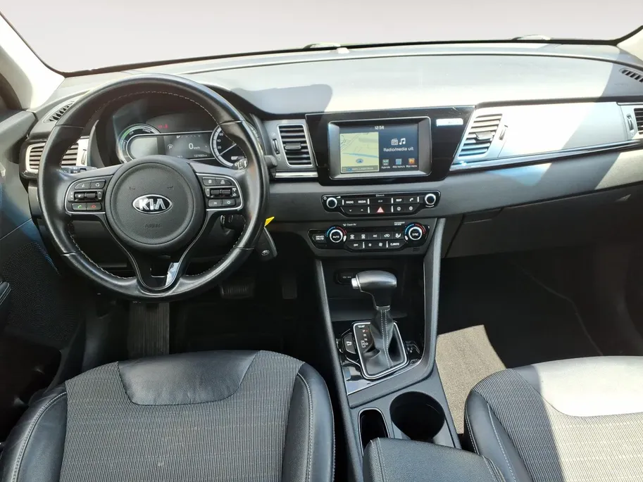 Kia Niro 1.6 GDi Hybrid First Edition achteruitrijcamera , navigatiesysteem full map , electronic climate controle , cruise , parkeersensor , lm velgen zwart .