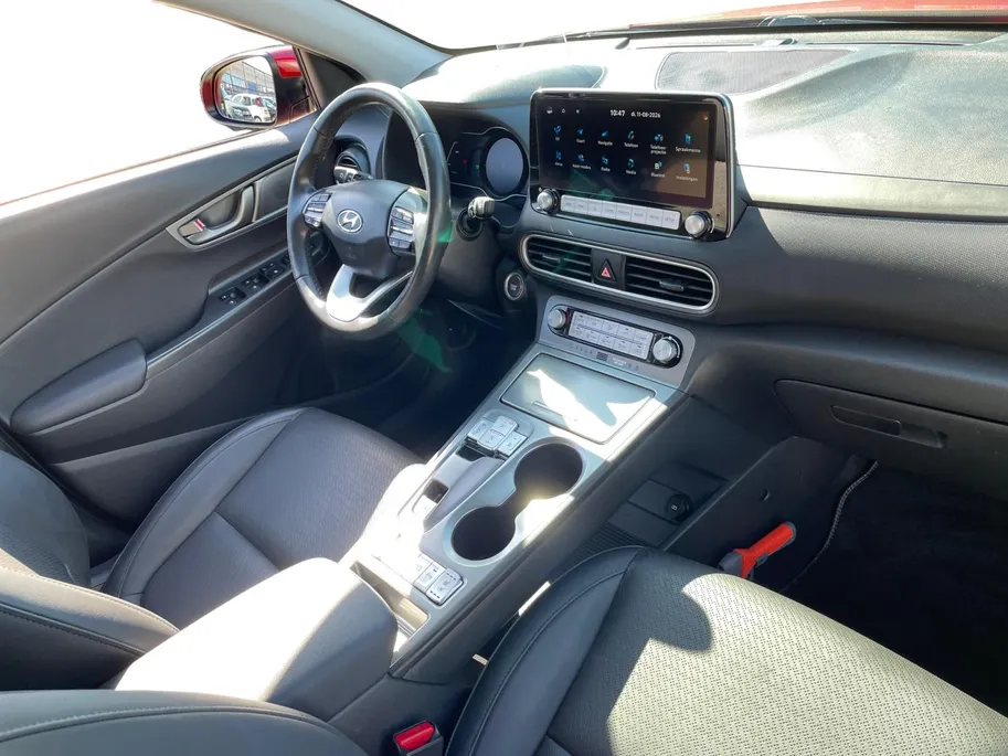 Hyundai Kona EV Premium 64 kWh | LAGE KM STAND! | Leder | Stoel- stuurverwarming | Navi