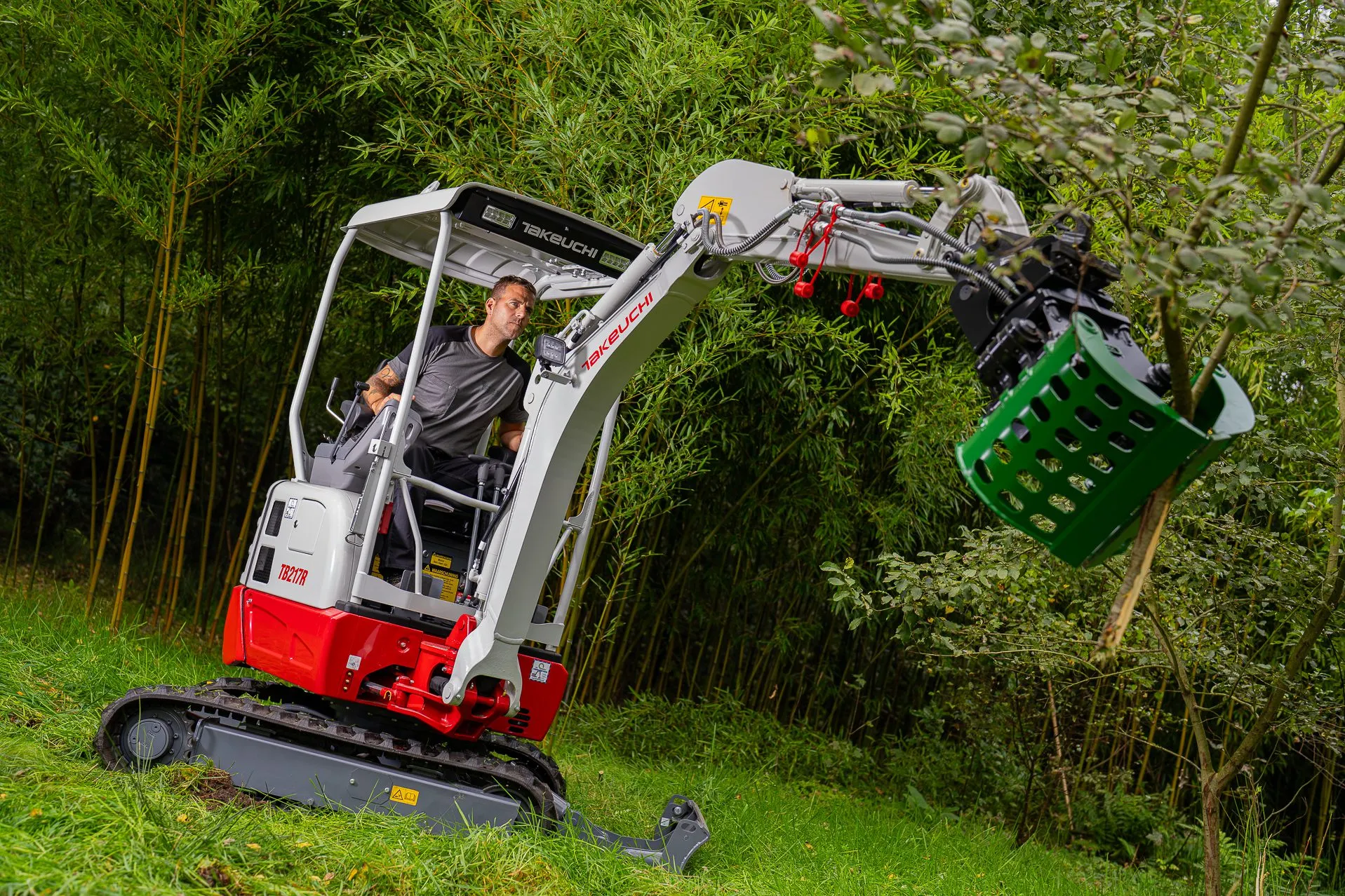 TB217R met grijper en boom vast