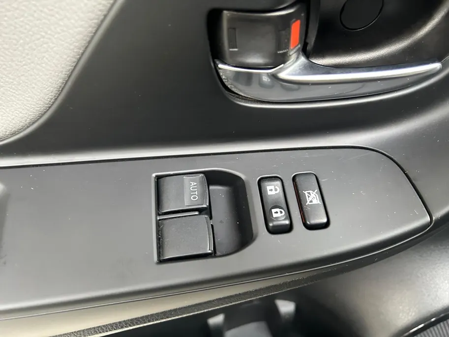 Toyota Yaris 1.5 Hybrid Dynamic | Apple Carplay / Android Auto | Parkeersensoren Voor | Parkeercamera Achter | Lichtsensor + Regensensor | Cruise Control | Rijstrooksensor | 15'Lichtmetalen Velgen