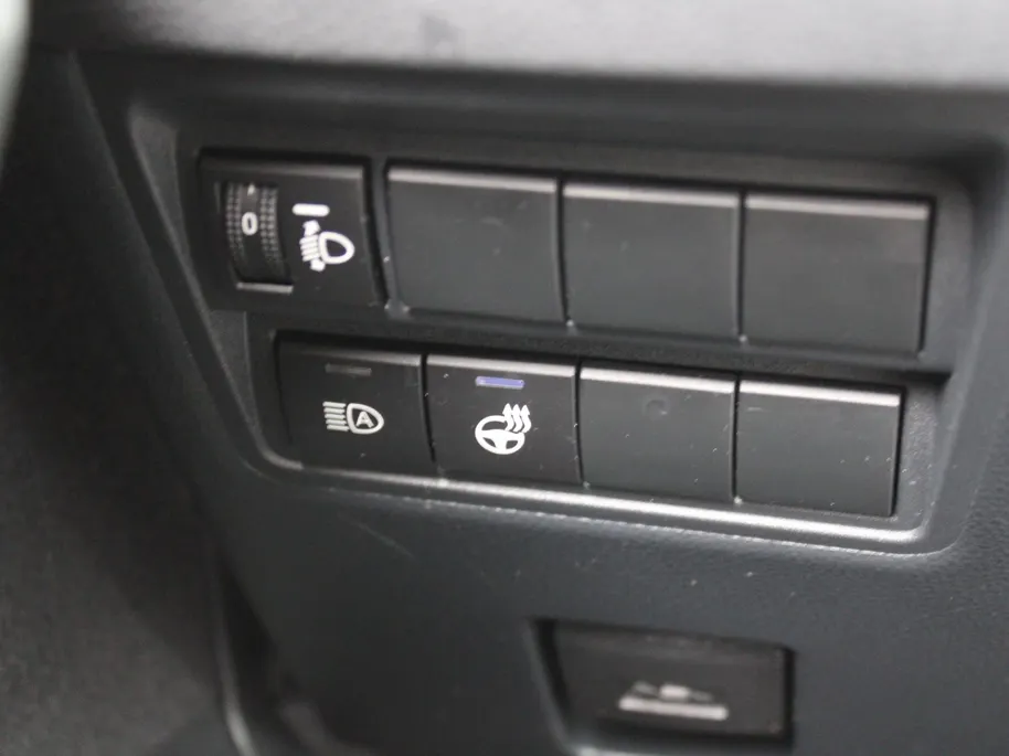 Mazda 2 Hybrid 1.5 Agile | Comfort pakket | Trekhaak | CarPlay | Camera | Stuur-/stoelverwarming | Cruise adapt. | 15' LM |
