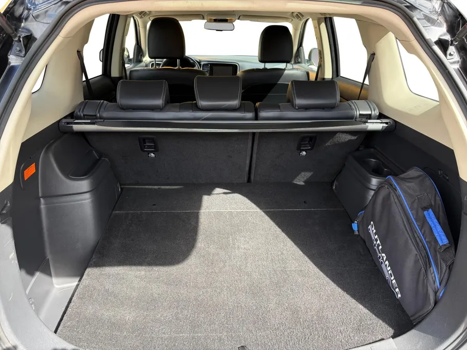 Mitsubishi Outlander 2.4 PHEV Intense Apple Carplay/Android Auto , electronic climate controle , leder , stoelverwarming , lm velgen , cruise , trekhaak .