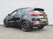 Kia Sportage 1.6 T-GDI Black Edition | Stuur-/stoelverwarming v+a | Schuifdak | Leer | Camera | Elek. achterklep | Cruise | PDC | Navi | 17' LM | Zeer nette auto! |