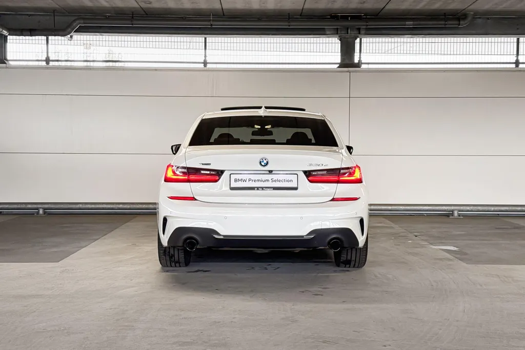 BMW 3 Serie Sedan 330e xDrive High Executive