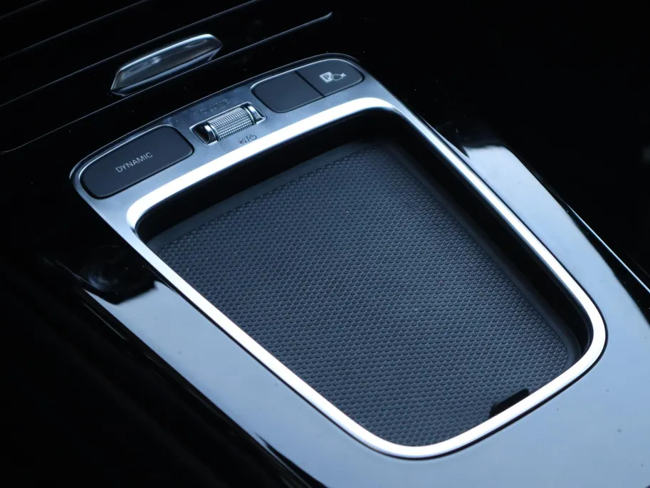 Mercedes-Benz A-Klasse 250 e Star Edition AMG Line | Panoramadak | Multispaak | LED | Burmester | Camera | LED | Automaat