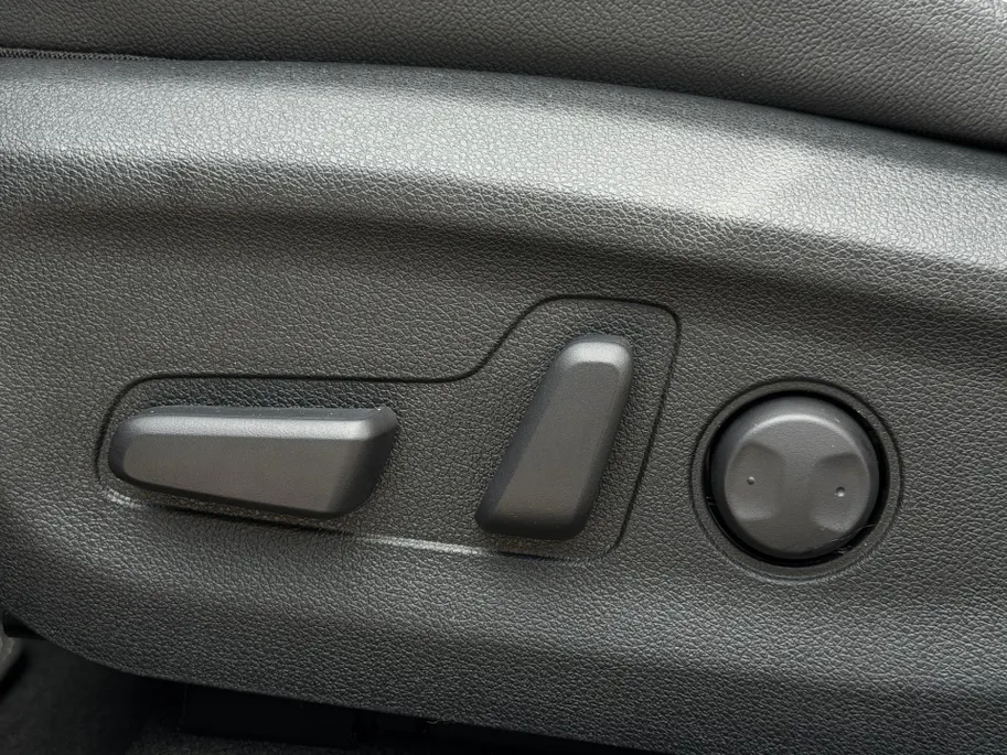 Kia e-Niro ExecutiveLine 64 kWh | Warmtepomp | Memory seats | Stoelverwarming- en ventilatie | JBL audio-installatie | Glazen schuif-/kanteldak | Dodehoekassistentie | Parkeersensoren voor- en achter | Apple/Android Carplay