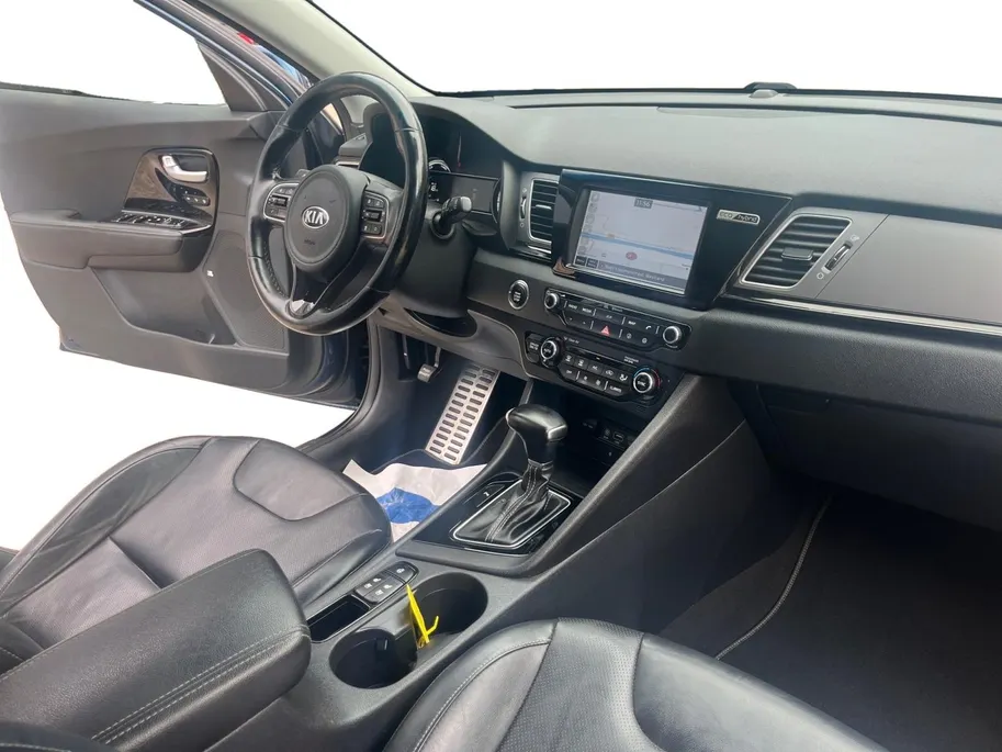 Kia Niro 1.6 GDi Hybrid ExecutiveLine | Compleet dealer onderhouden! | Elektrisch verstelbare stoelen incl. geheugenfunctie | Stoelverwarming- en koeling | JBL geluidsinstallatie | Dodehoekassistentie | Achteruitrijcamera | Navi | Climate control