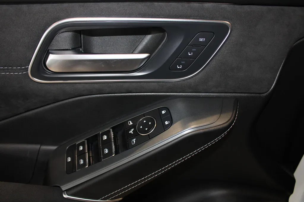 Nissan QASHQAI 1.5 e-Power N-Design | Stuur-, stoel- en voorruitverwarming  | 20inch wielen |360grd camera | parkeersensoren voor en achter | Electrische stoelverstelling met geheugen | Alcantra/lederen bekleding | 205PK | Two-tone lak | Apple carplay & Android auto |
