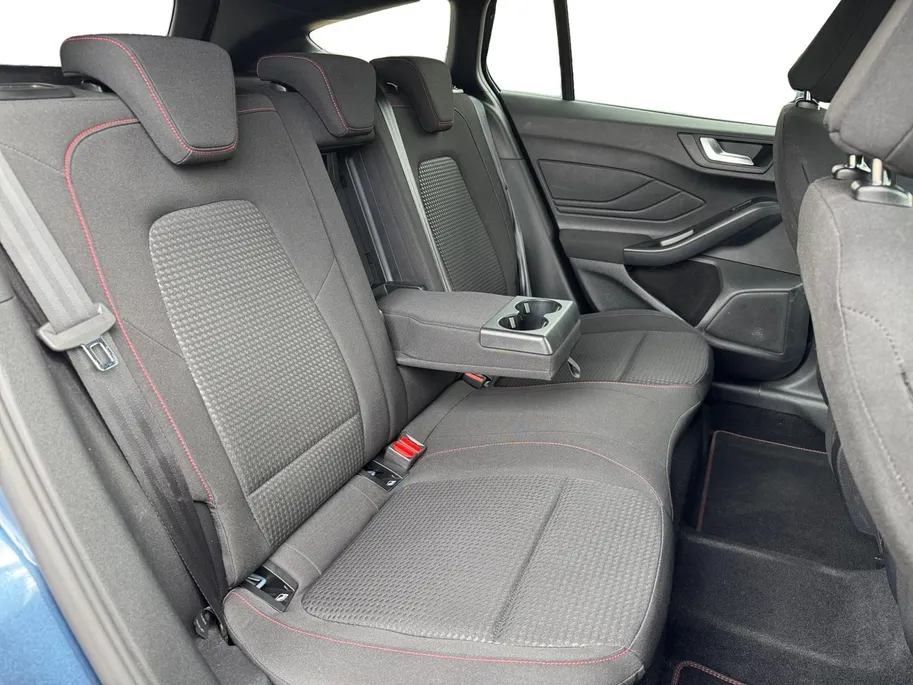 Ford Focus Wagon 1.0 EcoBoost Hybrid ST Line X | NL auto | 1e eigenaar | Dealer onderhouden | Adapt cruise control | BLIS | Winter pack | Elektr. achterklep | Parkeersensoren voor en achter | Achteruitrijcamera | Apple carplay & android auto | 18' lichtmetalen velge