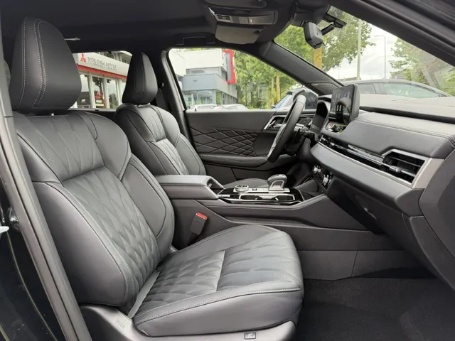 Mitsubishi Outlander 2.4 PHEV Black Edition | NIEUW | Leder | Panoramdak | App Connect | Keyless | Head-Up