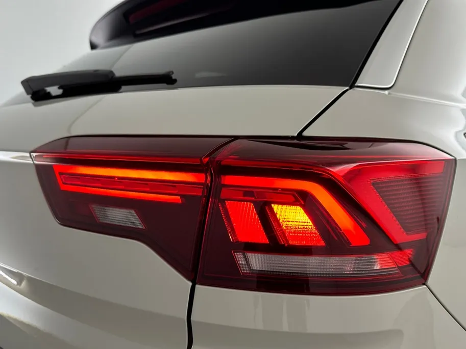 Volkswagen T-Roc 1.5 TSI R-Line DSG Automaat | IQ Light | Elektrische Achterklep | Winterpakket