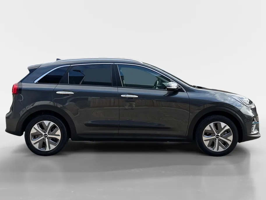 Kia e-Niro ExecutiveLine 64 kWh | Warmtepomp | Memory seats | Stoelverwarming- en ventilatie | JBL audio-installatie | Glazen schuif-/kanteldak | Dodehoekassistentie | Parkeersensoren voor- en achter | Apple/Android Carplay