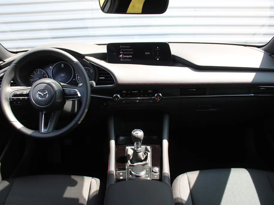 Mazda 3 2.0 e-SkyActiv-G M Hybrid 150 Homura | Stoelverwarming | Camera | Dodehoek detectie | HUD | 18' LM | LED | Cruise adapt. |