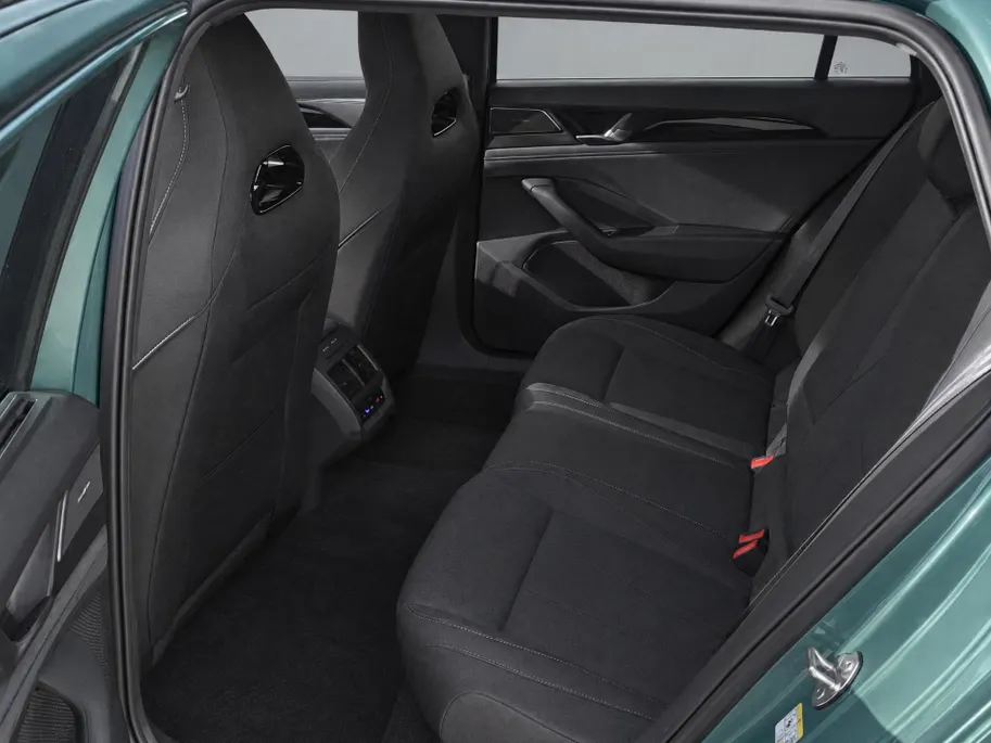 Volkswagen Passat Variant 1.5eHybrid 272PK R-Line Black Style Plus · Leder · Harman Kardon · Trekhaak ·  Alcantara hemelbekleding · 360°Camera + Parkeersensoren · Garantie t/m 21-01-2031 of 100.000km