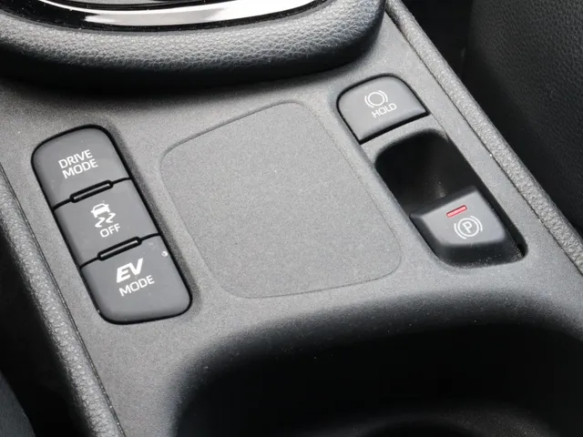 Toyota Yaris 1.5 Hybrid Launch Edition Bi-tone | JBL | Blindspot