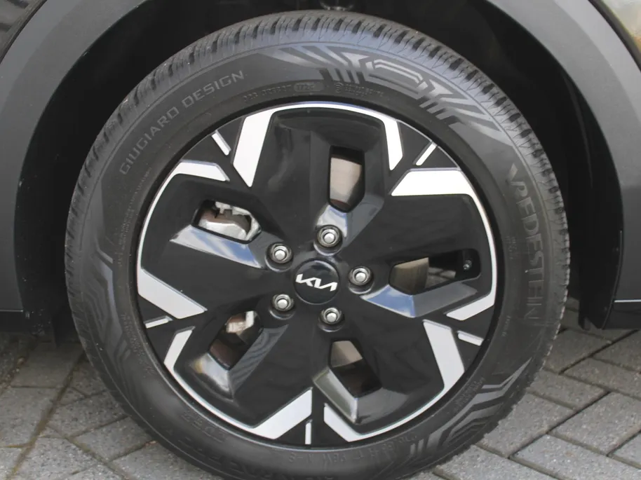 Kia Niro EV Light Edition 64.8 kWh | Camera | Cruise adapt. | Clima | 17' LM | Navi | Keyless | All season banden | 17% bijtelling |