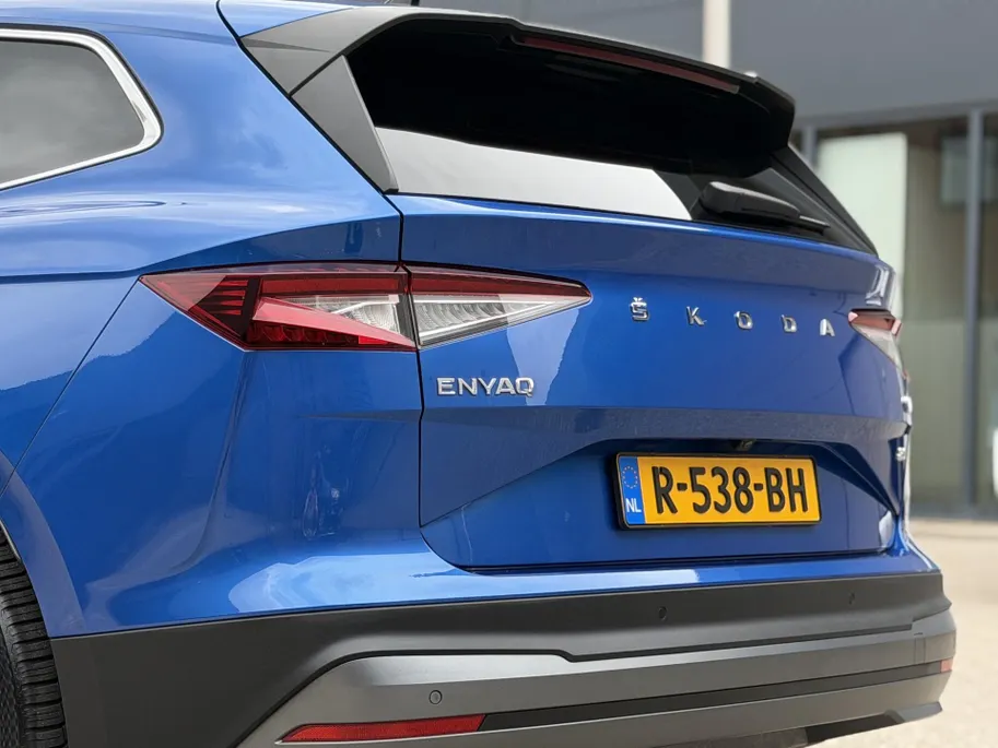 Škoda Enyaq iV 80 | Elektrisch verstelbare stoelen incl. geheugenfunctie | Stoel- en stuurverwarming | Elektrisch bedienbare achterklep | Lederen bekleding | Achteruitrijcamera | Parkeersensoren voor- en achter | Apple/Android Carplay